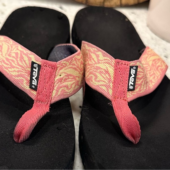 Women’s TEVA Pink Yellow Flip Flops Sandals Shoes Size 11 - Picture 2 of 3